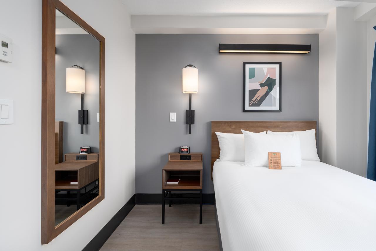 YWCA Hotel Vancouver  Downtown - Double Room