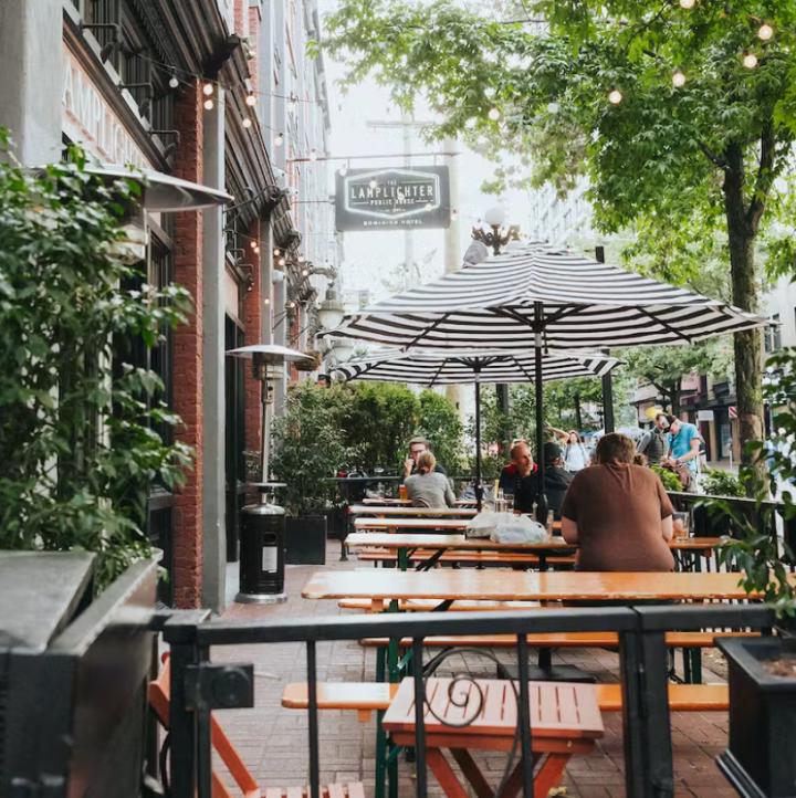 Photo of patio at lamplighter